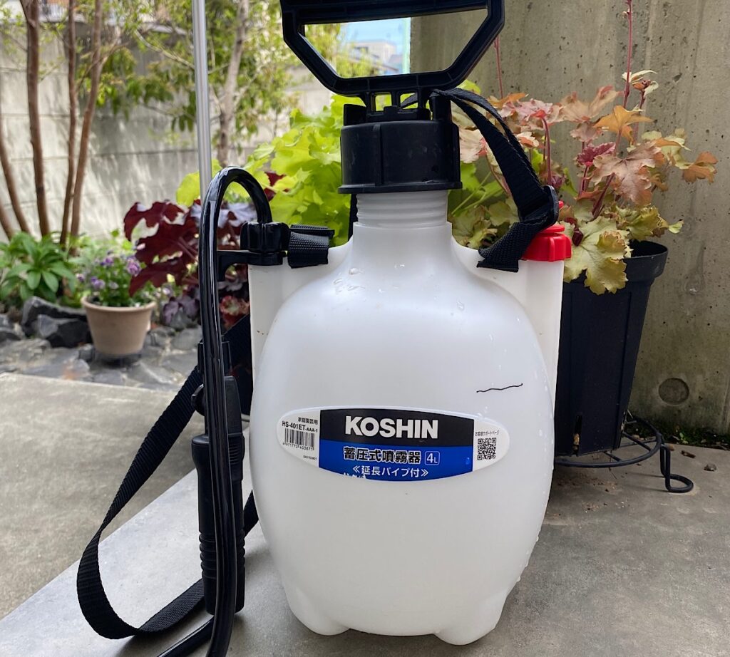 延長パイプ付きの蓄圧式噴霧器で薄めて散布。4L入る。
